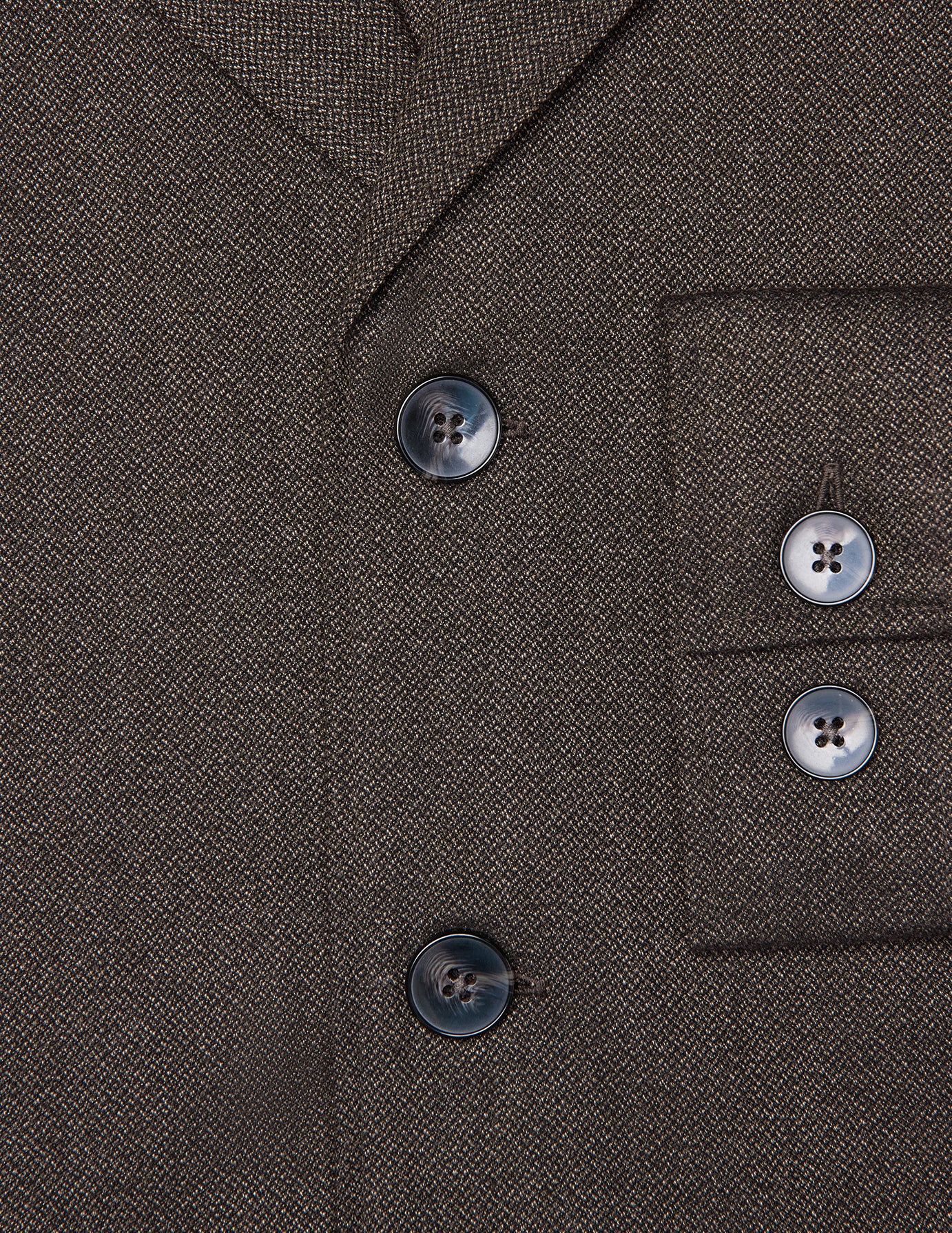 Nærbillede af den mørkebrune, strukturerede Atelier Overshirt Dark Brown med knapper foran og to knapper ved ærmekanten.